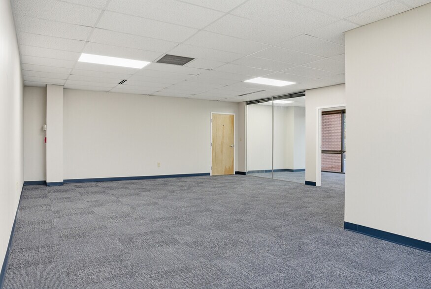 More Photos Of 840 Greenbrier Cir, Chesapeake Office For Lease