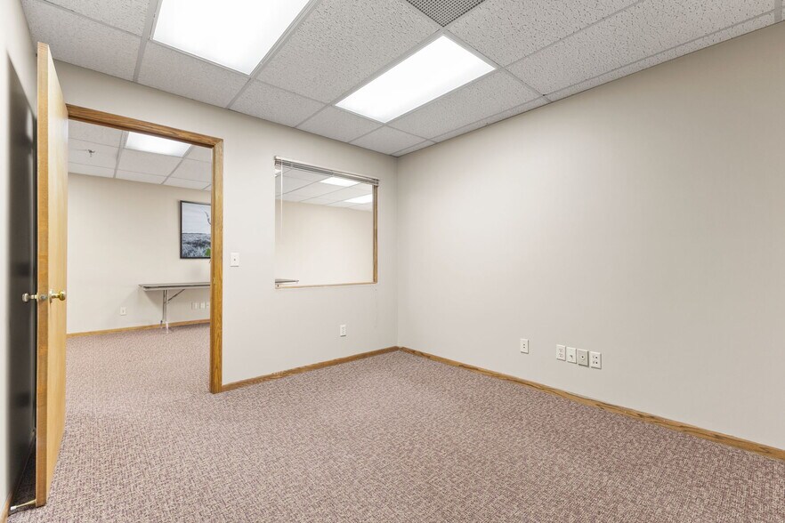 More Photos Of 2575 N Hamline Ave, Roseville Office For Sale