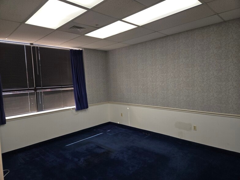 More Photos Of 8227 Cloverleaf Dr, Millersville Light Manufacturing For Sale
