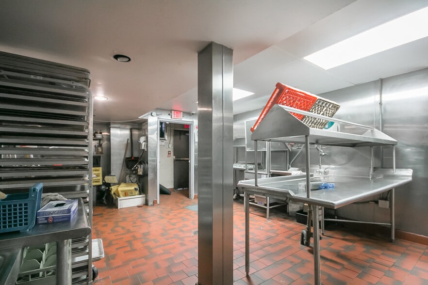 More Photos Of 1111-1113 Walnut St, Philadelphia Storefront For Lease