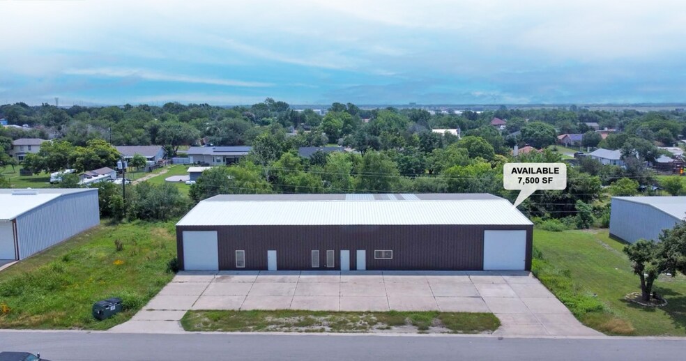 More Photos Of 812 Tradesmens Park Loop, Hutto Light Manufacturing For Lease