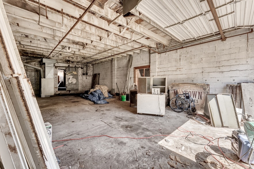 More Photos Of 504 W Commercial St, Springfield Storefront Retail Office For Sale