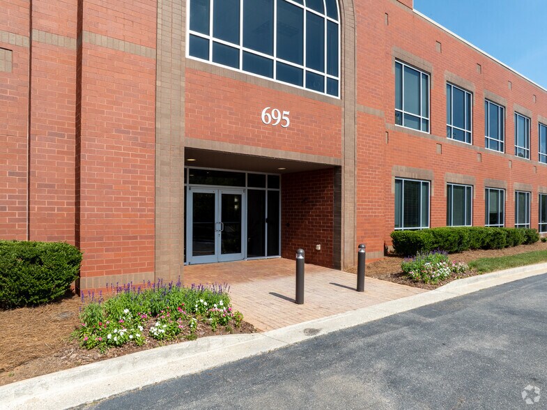 More Photos Of 695 Mansell Rd, Roswell Unknown For Lease