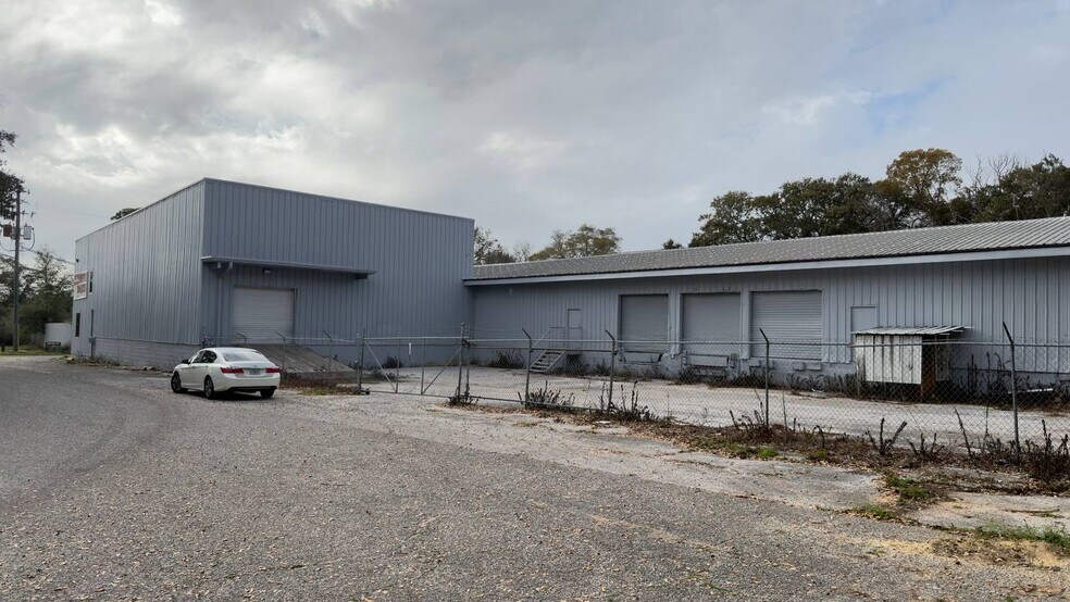 More Photos Of 2800 Delano St, Pensacola Warehouse For Lease