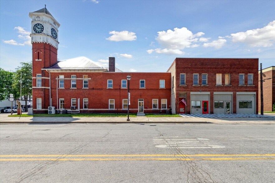 More Photos Of 225 E Superior St, Alma Office For Sale