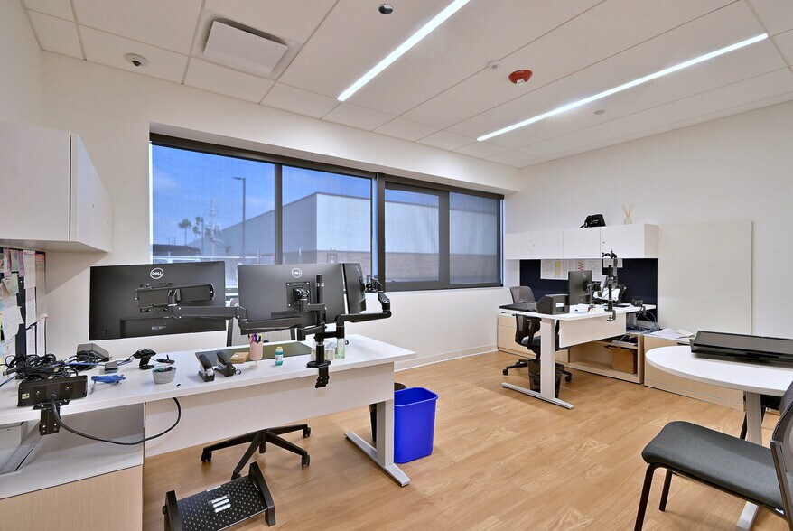 More Photos Of 2100 W 21st St, Broadview Light Manufacturing For Lease