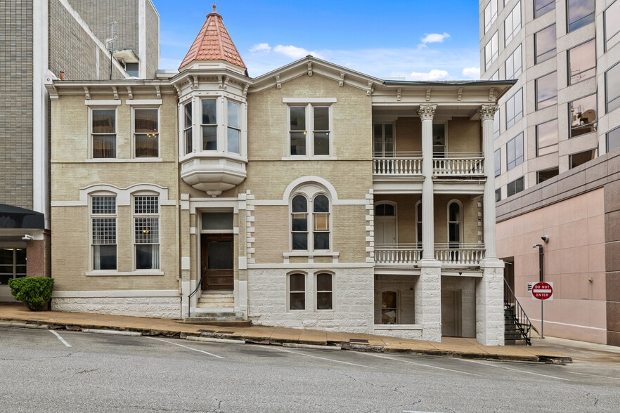 More Photos Of 109 E 10th St, Austin Loft Creative Space For Sale