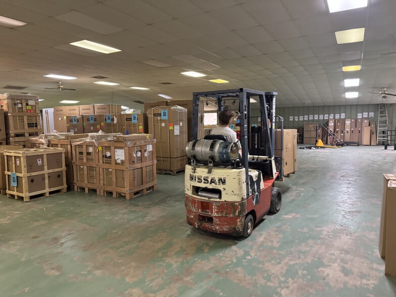 More Photos Of 2504 SH-304, Smithville Warehouse For Sale