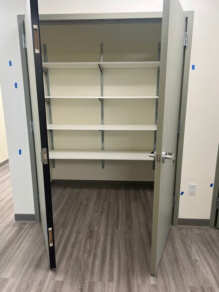 More Photos Of 6301 Northern Pass Dr, El Paso Office For Sale