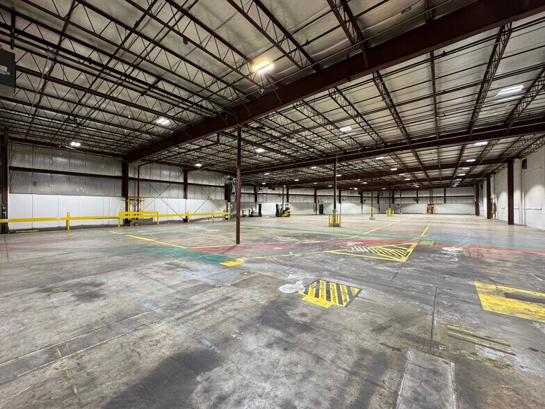 More Photos Of 413 E Murdock Ave, Oshkosh Manufacturing For Sale