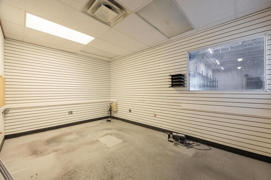 More Photos Of 2560 Fowler St, Fort Myers Warehouse For Lease