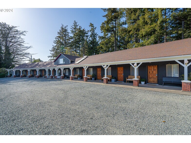 More Photos Of 1175 2nd St SE, Bandon Hotel For Sale