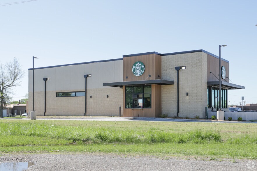 More Photos Of 208 Blake Dr, Wagoner Fast Food For Lease