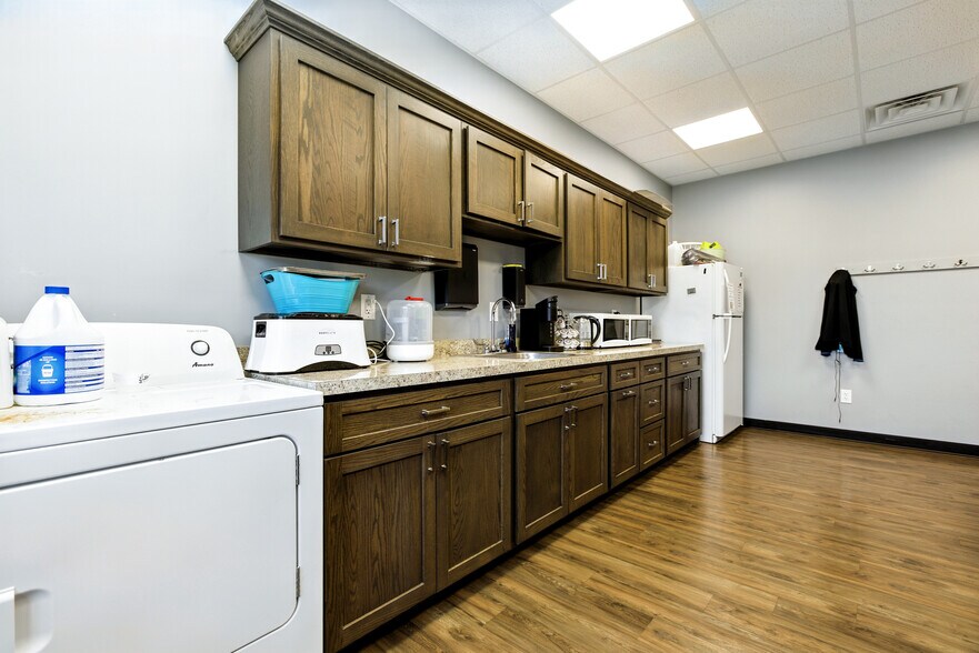 More Photos Of 2221 John Williams Blvd, Bedford Office For Sale