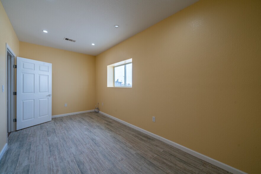 More Photos Of 6424 Queenston Blvd, Houston Light Distribution For Sale