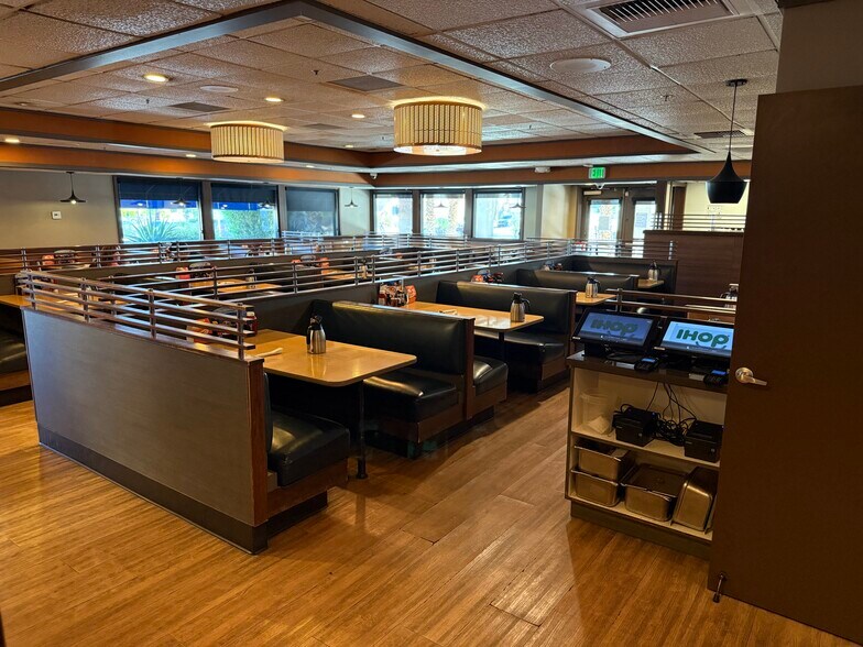 More Photos Of 471 S Indian Canyon Dr, Palm Springs Restaurant For Sale