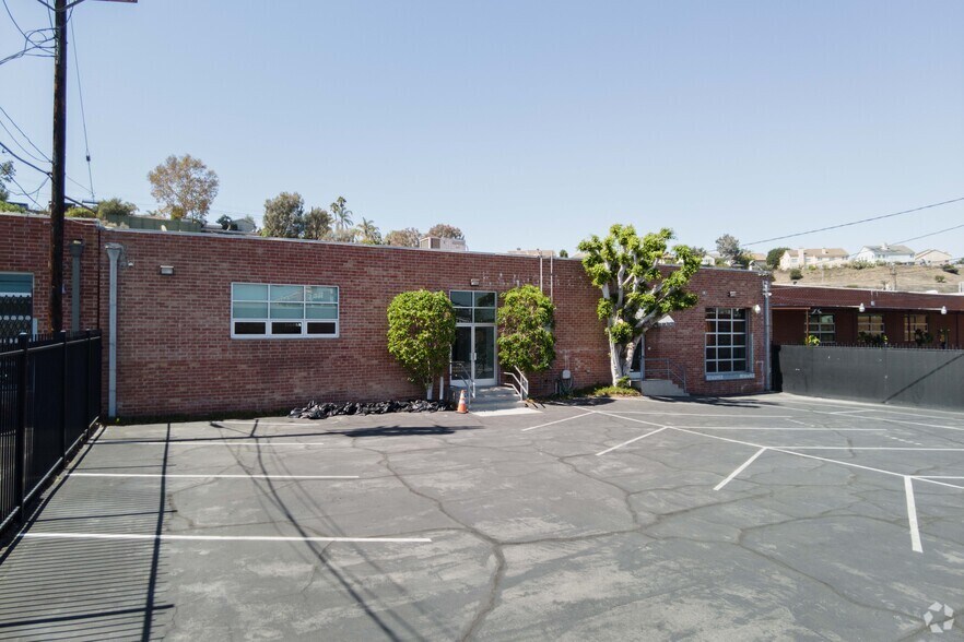 More Photos Of 6368 Arizona Cir, Los Angeles Office For Lease