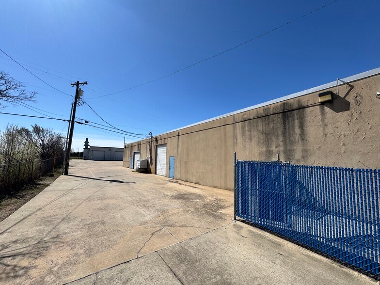 More Photos Of 4316 S Newcastle Rd, Oklahoma City Service For Lease
