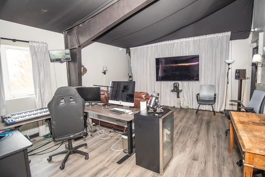More Photos Of 5646 W Harrier Dr, Missoula Showroom For Sale