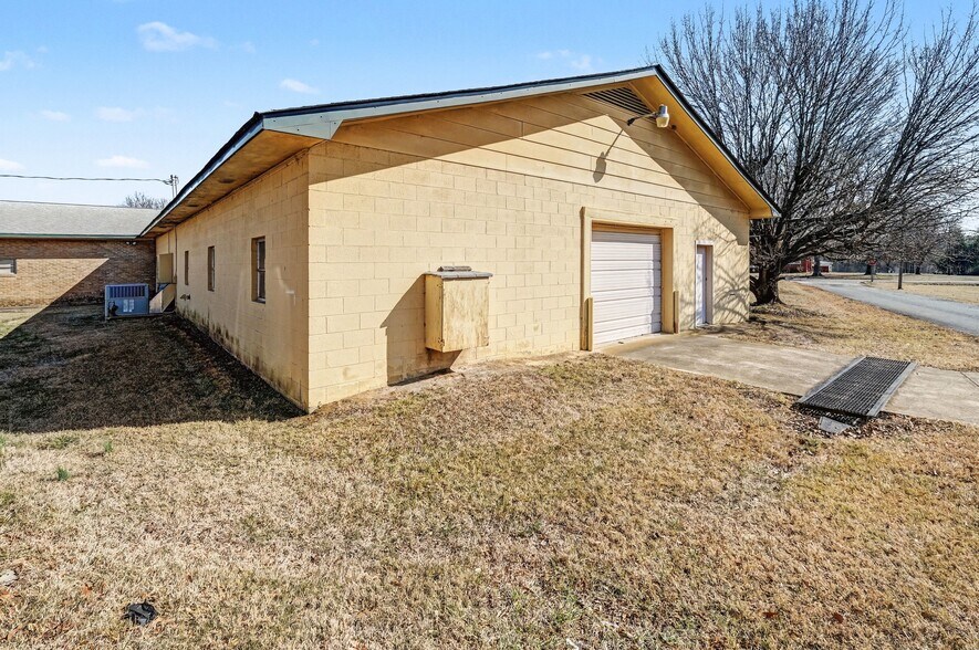 More Photos Of 6402 W Marshville Blvd, Marshville Showroom For Lease
