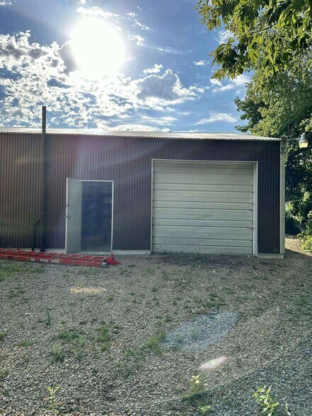 More Photos Of 317 E Wolf River Ave, New London Warehouse For Lease