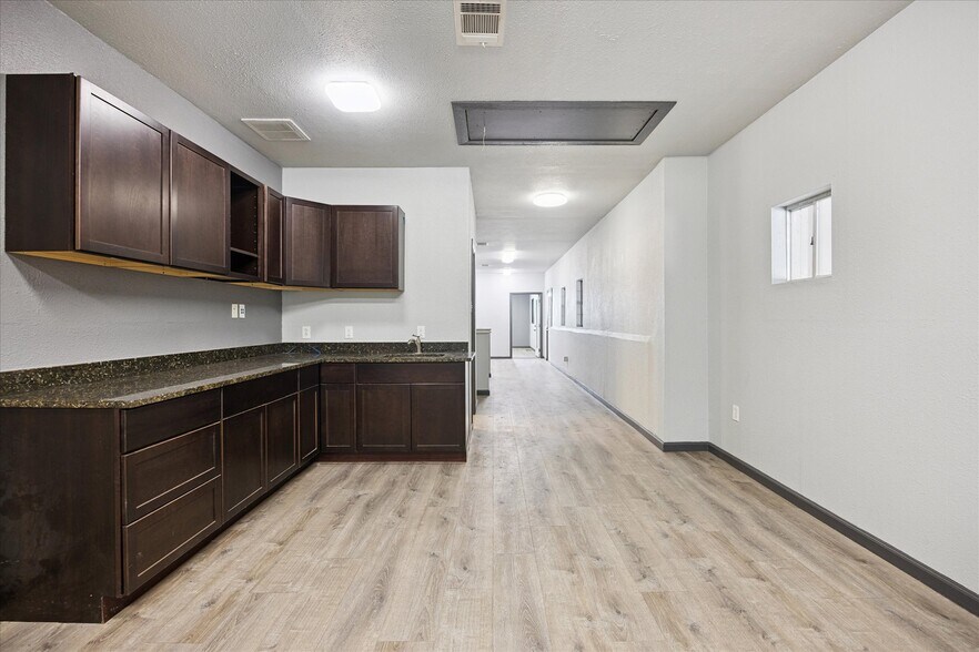 More Photos Of 16806 I-35 S, Buda Showroom For Lease