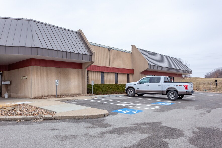 More Photos Of 1134-1150 W Cambridge Circle Dr, Kansas City Light Distribution For Lease