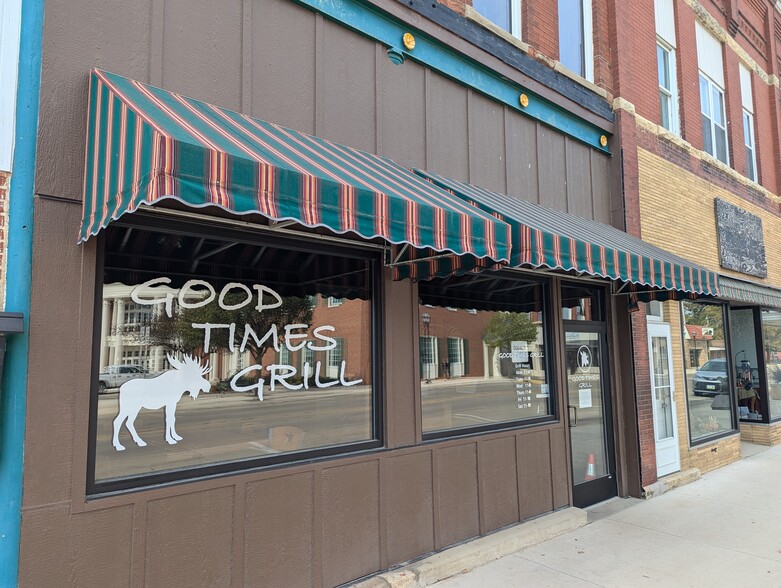 Primary Photo Of 104 N Elm St, Cresco Restaurant For Sale