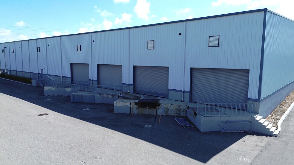 More Photos Of 3641 Ironbridge Blvd, Fort Myers Distribution For Lease