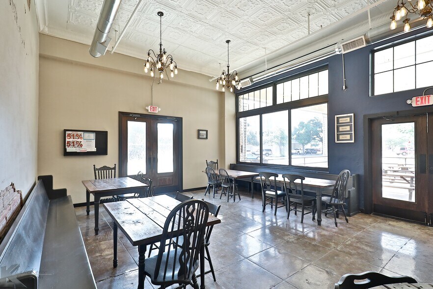 More Photos Of 382 Chestnut St, Abilene Bar For Sale