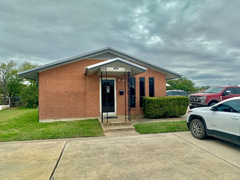 More Photos Of 1010 Zanderson Ave, Jourdanton Office For Lease