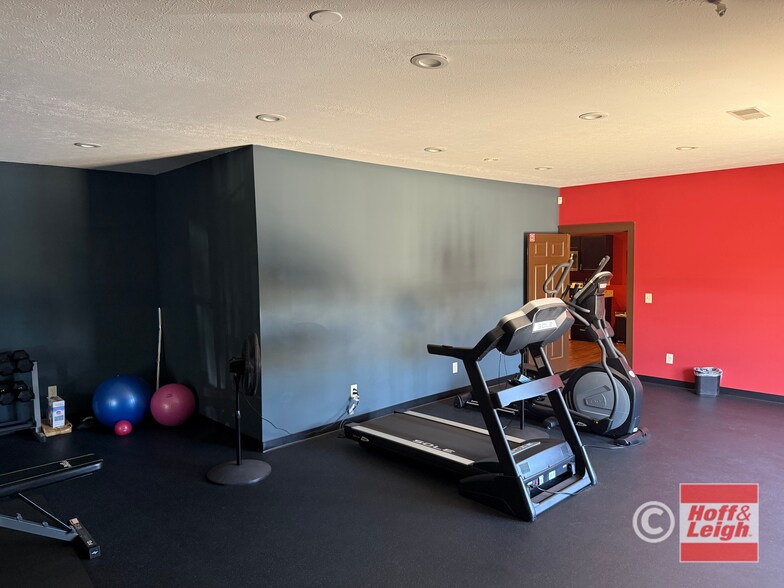 More Photos Of 1680 Industrial Pky, Brunswick Office For Sale