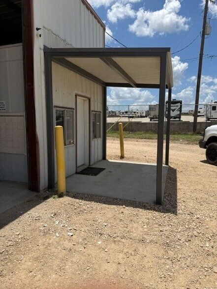 More Photos Of 3517 W Highway 90, Seguin Warehouse For Lease