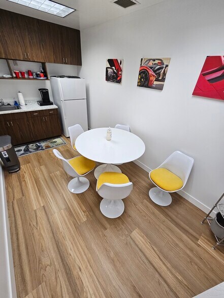 More Photos Of 3720 Clifton Pl, Montrose Flex For Lease