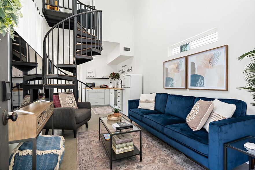 More Photos Of 511 S 10th St, Waco Specialty For Sale