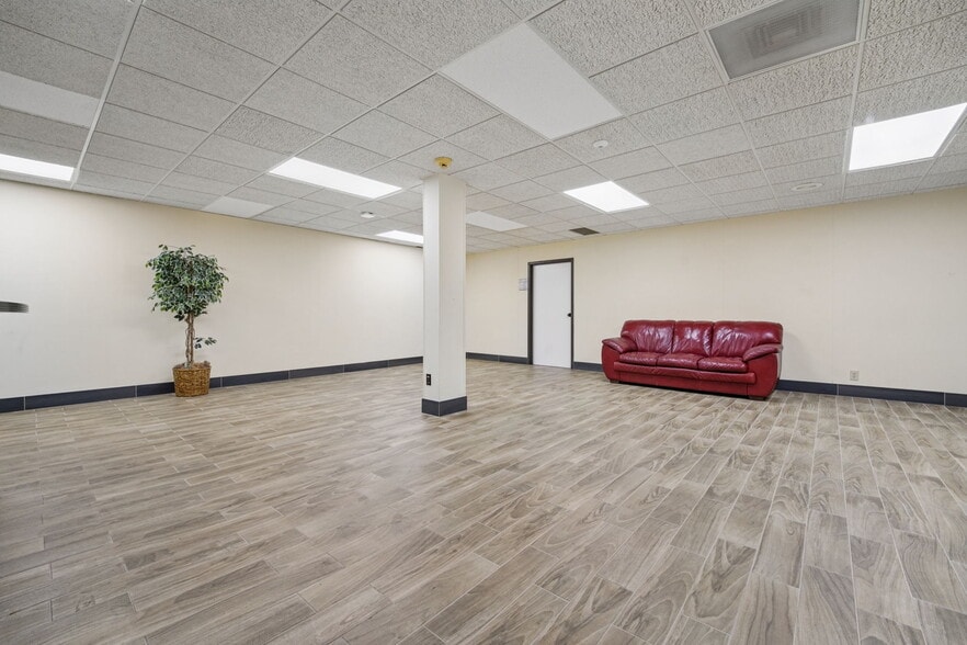More Photos Of 4770 Indianola Ave, Columbus Office For Sale