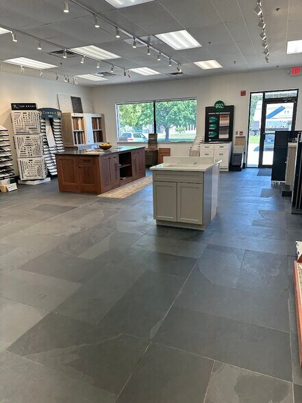 More Photos Of 522 Amherst St, Nashua Showroom For Lease