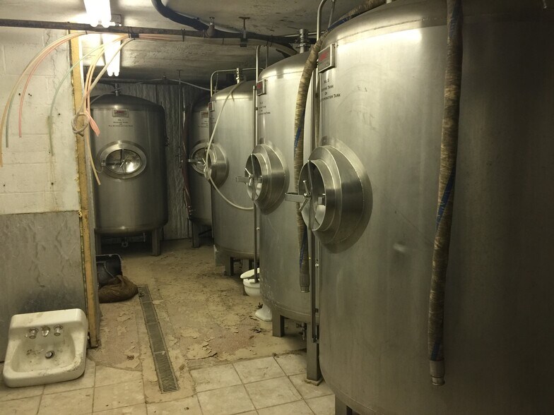 More Photos Of 44-46 Commerce St, Newark Bar For Lease