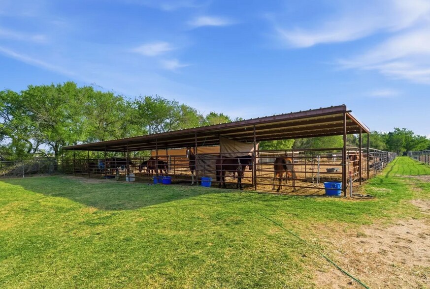 More Photos Of 8441 County Road 176, Stephenville Apartments For Sale