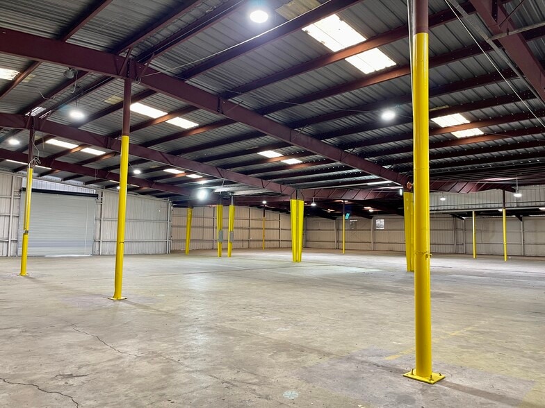 More Photos Of 14236 Gainesville St, Houston Warehouse For Lease