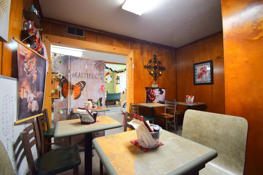 More Photos Of 502 W Franklin St, Sesser Office For Sale