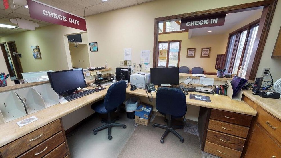 More Photos Of 4320 5th Ave, Marianna Medical For Lease