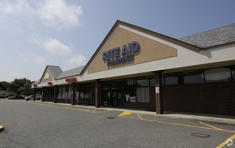 More Photos Of 395 Fort Salonga Rd, Northport Freestanding For Lease