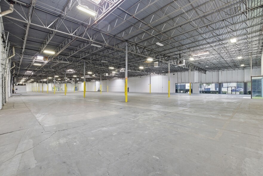 More Photos Of 13755-13775 Benchmark Dr, Farmers Branch Warehouse For Lease