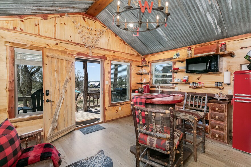 More Photos Of 100 Five Star Trl, Fredericksburg Hotel For Sale