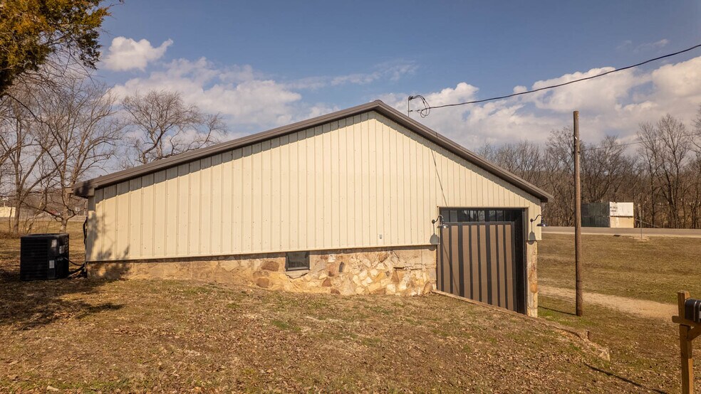 More Photos Of 105 E Couch St, Alton General Retail For Sale