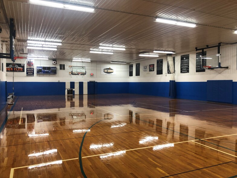 More Photos Of 16400 Eastland St, Roseville Warehouse For Lease