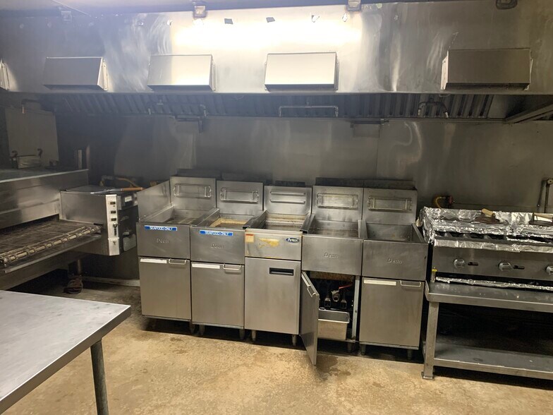 More Photos Of 220 W Bayshore Rd, Anahuac Marina For Sale