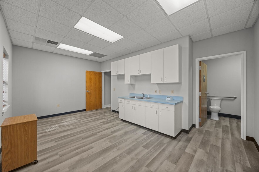 More Photos Of 2450 Emerald Pl, Greenville Medical For Lease