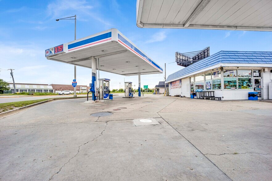 More Photos Of 21W042 Lake St, Addison Service Station For Sale
